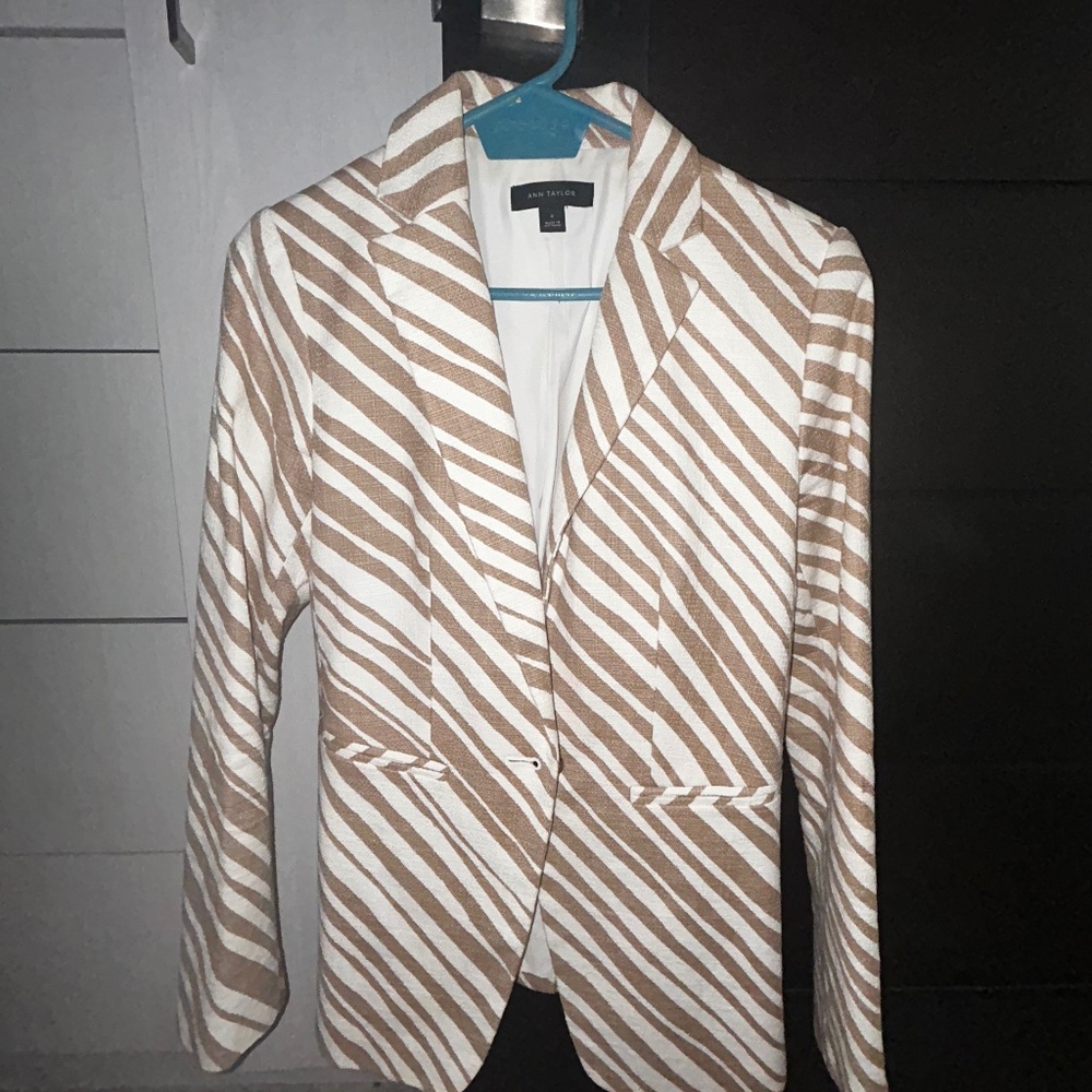 Ann Taylor zebra blazer white and tan. Size Xs